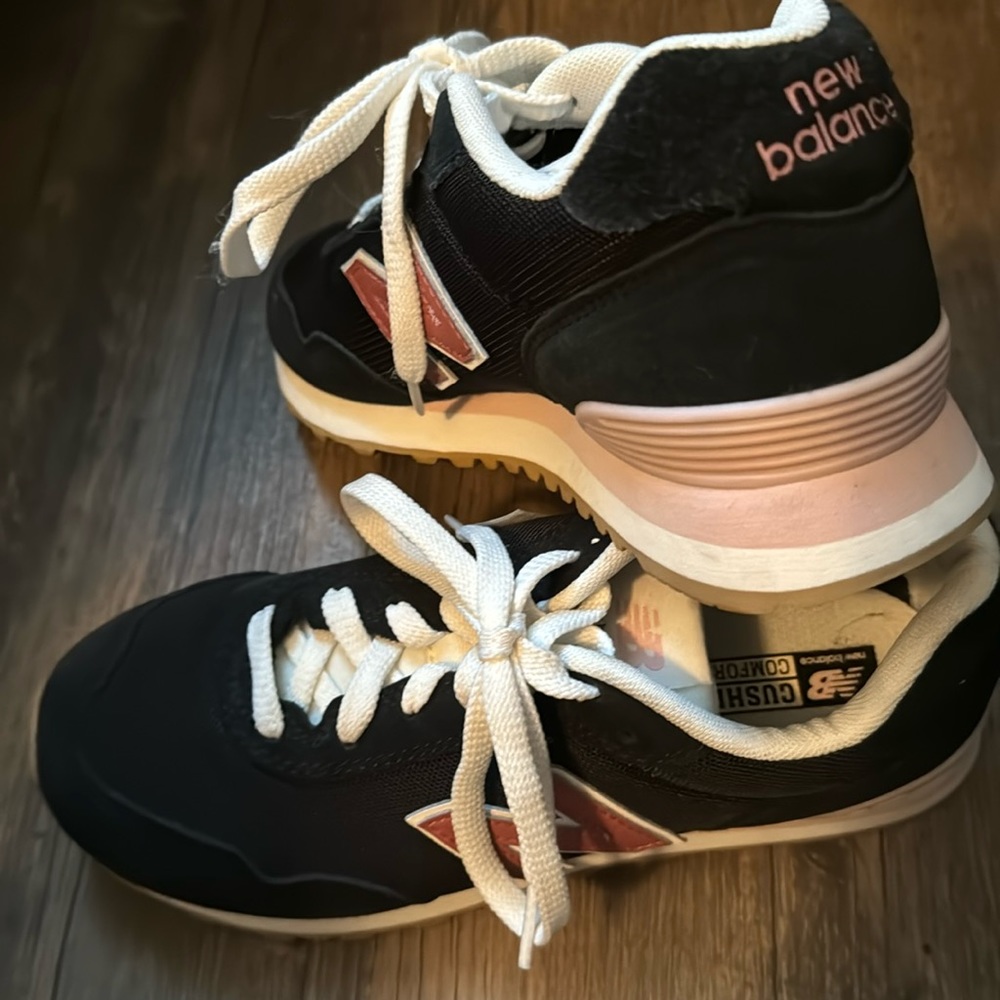 New balance tennis shoes in like new condition. Worn once